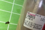 奶茶里喝出零部件(喝奶茶喝出零部件，消费者要求退款！)