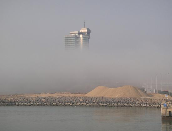 秦皇岛现海市蜃楼(秦皇岛海滩上出现神秘光景，游客竟看到海市蜃楼！)